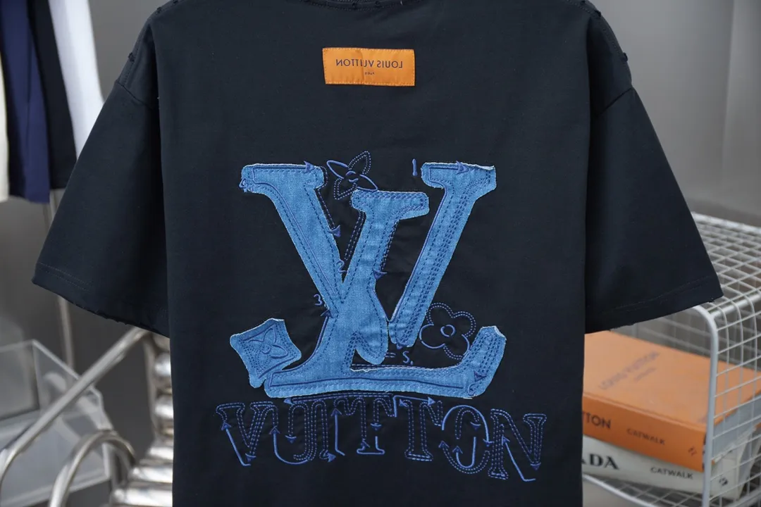 🅿️200 1V 25SS early spring new style denim splicing embroidery LV short sleeves light luxury essential item for daily commuting for men and women correct version welcome to compare detailed features · 320g 100% pure cotton double yarn jersey fabric · Special thickened 32 pieces of double-strand 1X1 thread in the same vat custom dyeing · Denim cutting and splicing ➕Various embroidery craft letters · Hem collar Cuff fraying process · Double-needle stitching across seams · Original main mark, washed tag, branded moisture-proof paper packaging Color: Black/White Size: S/M/L/XL